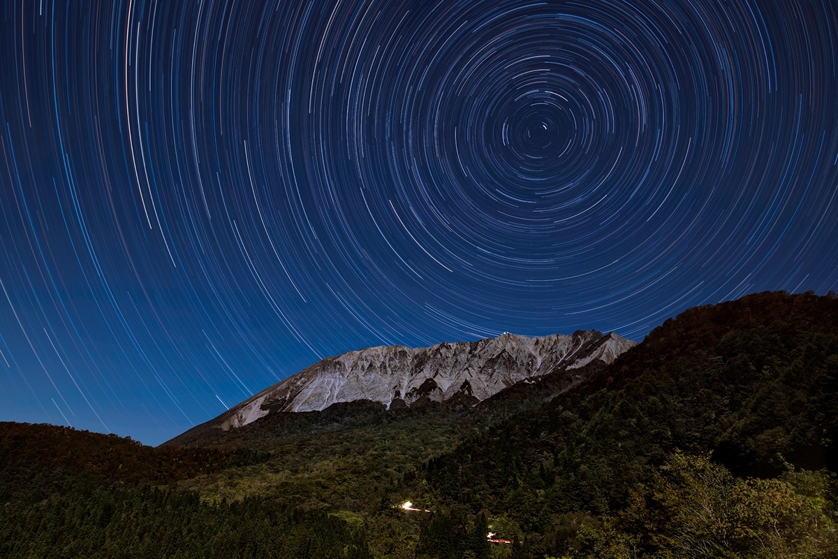 月明かりに照らされた大山南壁と星の軌跡_a0251047_13315034.jpg