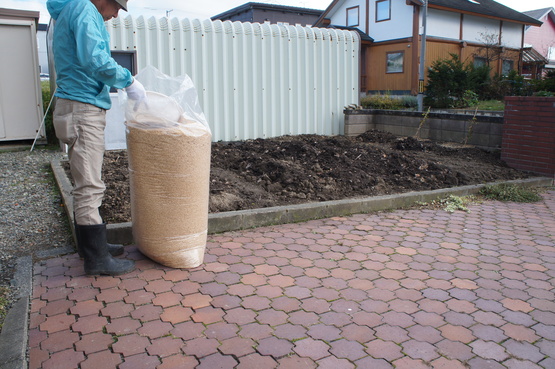 家庭菜園ゾーン土壌改良 腐葉土 籾殻投入 16 10 18 虹の彼方に 気の向くまま 家庭菜園ゾーン土壌改良 腐葉土 籾殻投入 16 10 18 虹の彼方に 気の向くまま