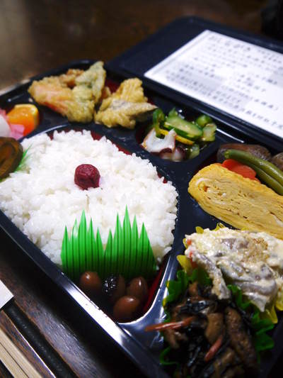 水源ばぁばの『陽だまり弁当』は、過疎化が進む村の心温まる取り組みです!_a0254656_1944718.jpg