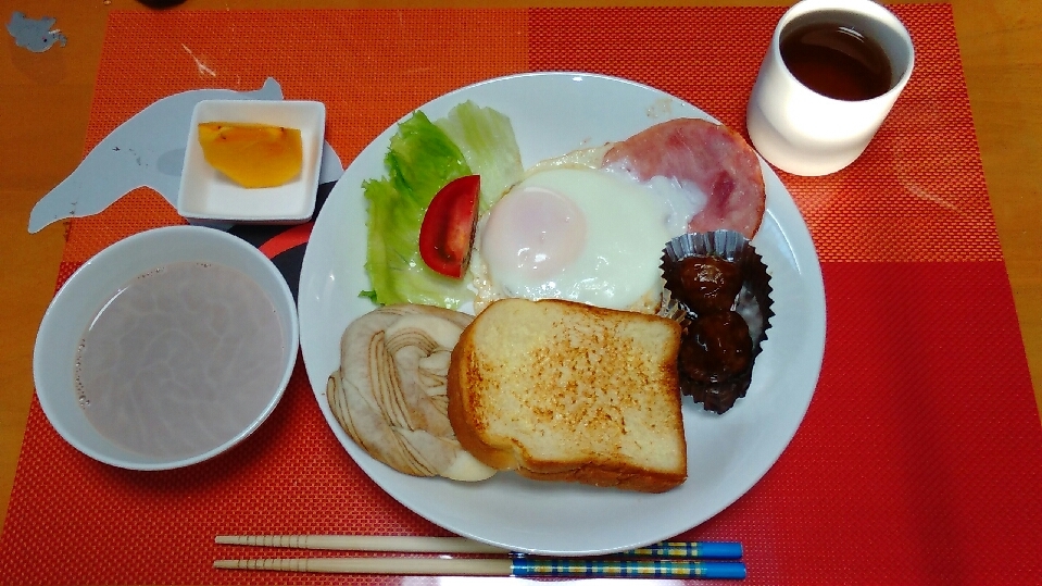 あじさい荘朝食 トースト ハムエッグ ミルクココア 今日の献立