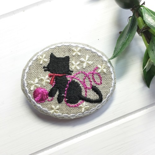 毛糸と遊ぶ猫の刺繍_a0046748_07132227.jpg