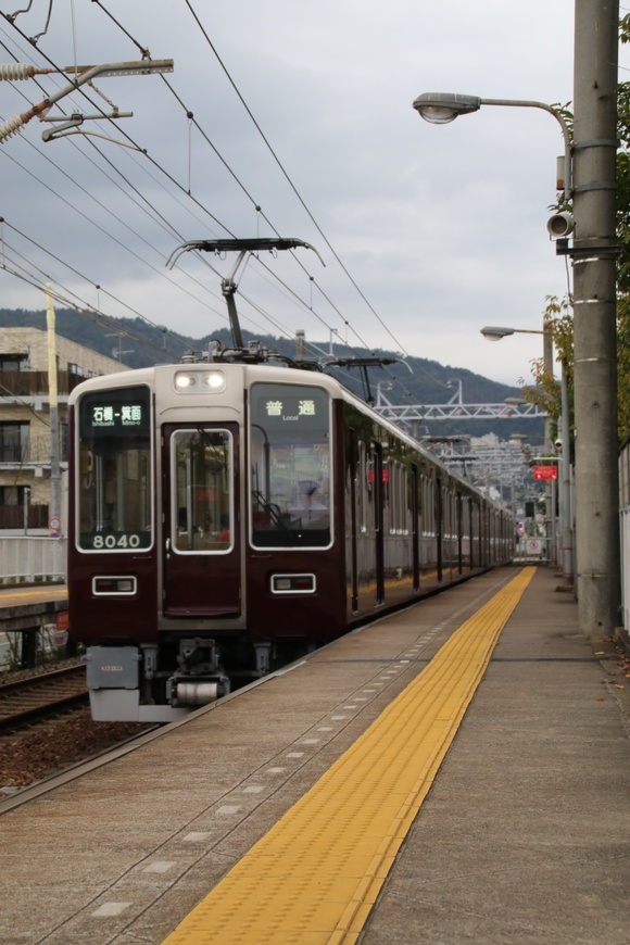 夕方の阪急8040系・・_d0202264_21285779.jpg