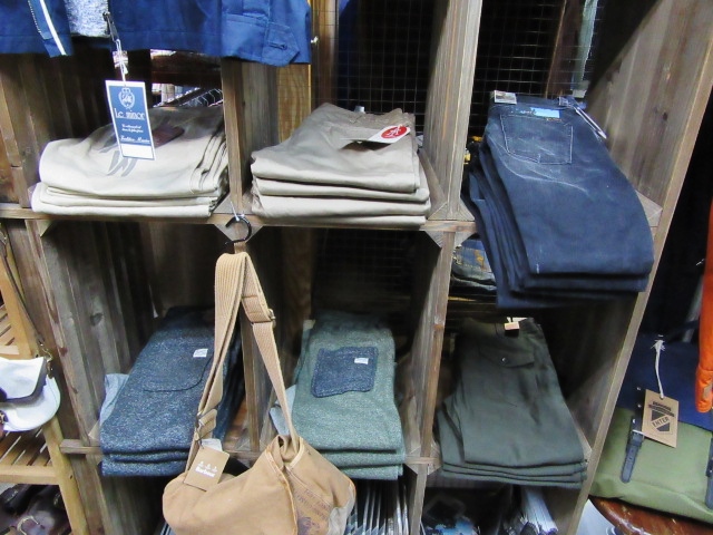 カラス色のBL DENIM ・・・ ThinFinn DRY BLACK DENIM By NUDIE JEANS_d0152280_5295783.jpg