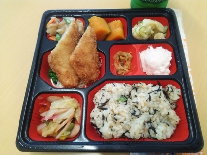 今日のランチも健康弁当。鱈のフライにひじきご飯。_c0212604_1620223.jpg