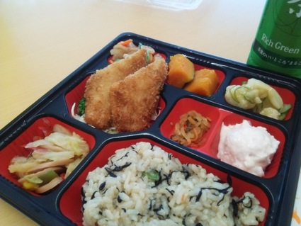 今日のランチも健康弁当。鱈のフライにひじきご飯。_c0212604_16205163.jpg