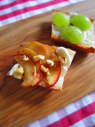 りんごと胡桃とチーズ＆シャインマスカットとチーズのタルティーヌ - Kitchen diary