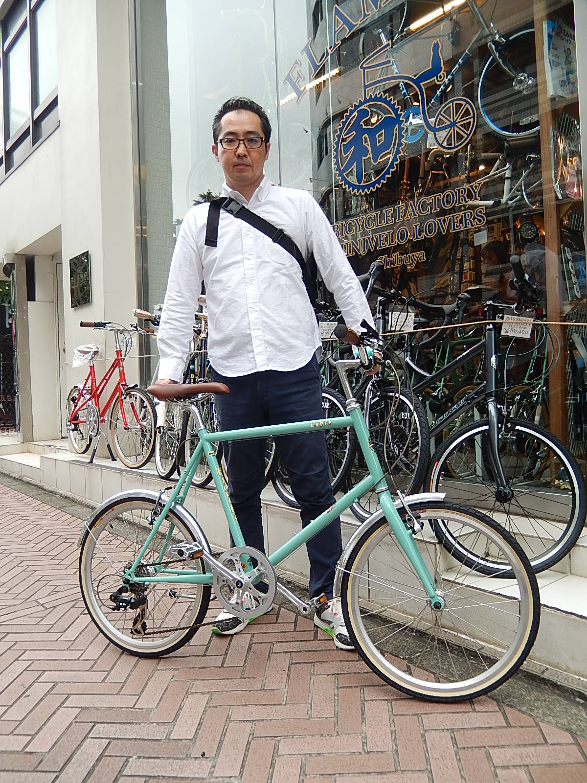 10月22日 渋谷 原宿 の自転車屋 FLAME bike前です_e0188759_1635711.jpg