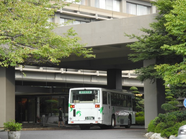 霧島いわさきホテル リンデンバス バス停とその先に