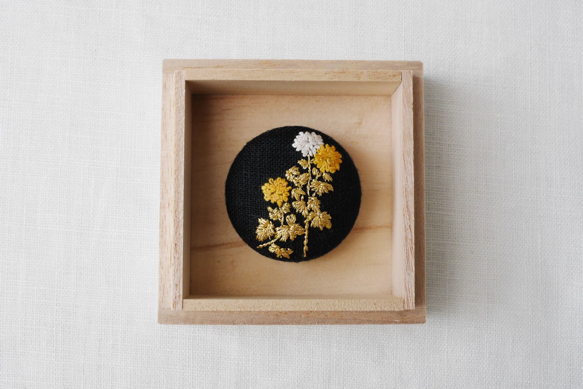 光琳図案刺繍ー菊_a0197730_21125974.jpg