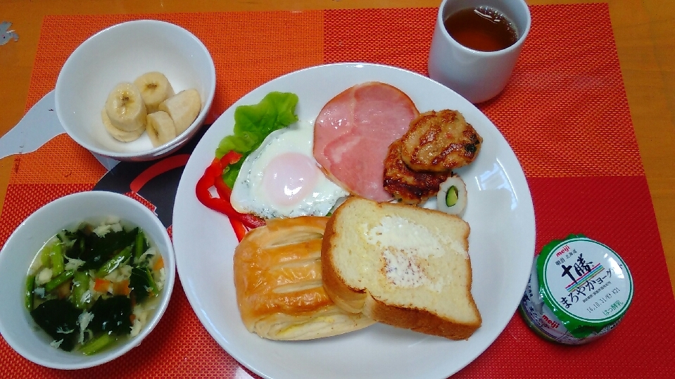 あじさい荘朝食 クリームパン ハムエッグ ヨーグルト 今日の献立