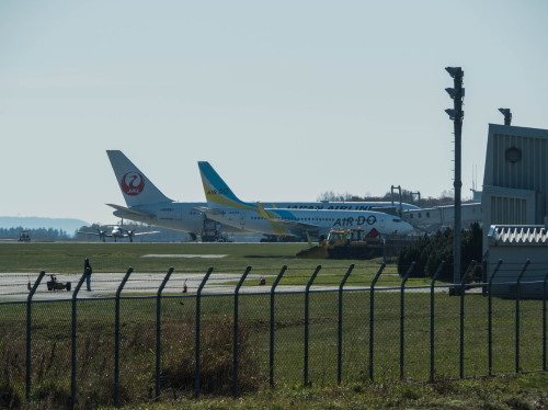 朝、晴天の「とかち帯広空港」と冠雪の日高山脈_f0276498_23064716.jpg
