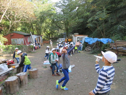 淡輪小学校2年遠足・孝子の森_f0053885_2204145.jpg