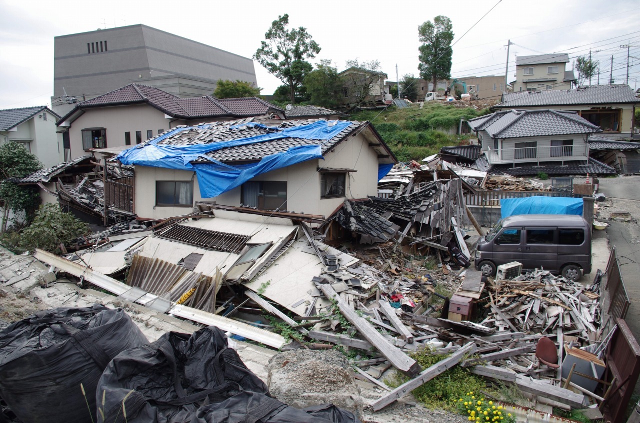 熊本の被災地には 倒壊した家屋がたくさん残っている いまぼくたちができることって 京都在住フリーライターの日常