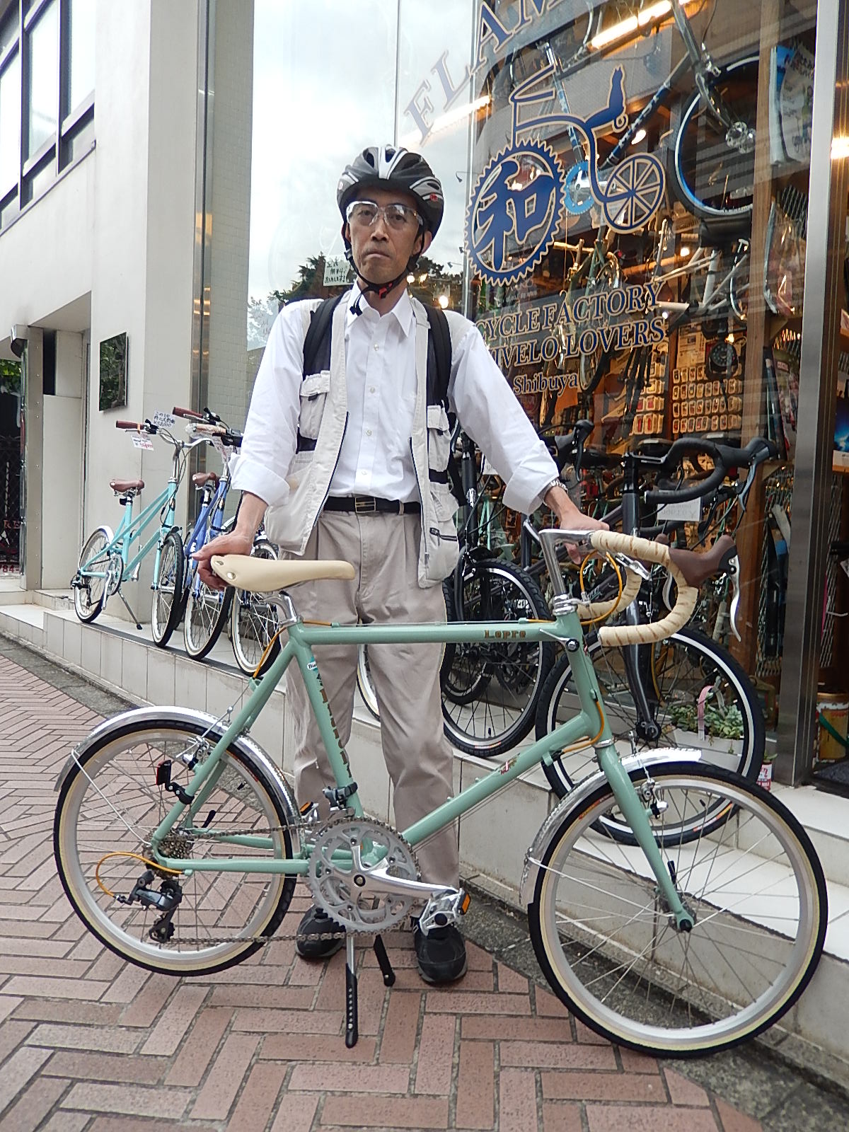 10月29日　渋谷　原宿　の自転車屋　FLAME bike前です_e0188759_1703274.jpg