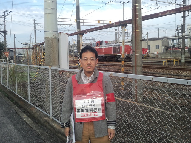 10月31日、岡山機関区前で11・6労働者集会ビラを配りました_d0155415_11595389.jpg