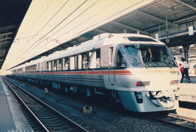 中間車キハ84入線・・・キハ85の9両編成化 : 赤い電車は臼い線