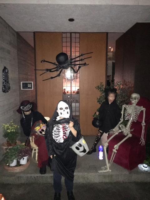 trick or treating 2016_e0309971_02464609.jpg