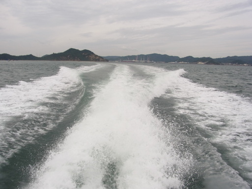 瀬戸内海の直島、豊島、犬島の旅の報告４　豊島美術館_e0008887_2037652.jpg