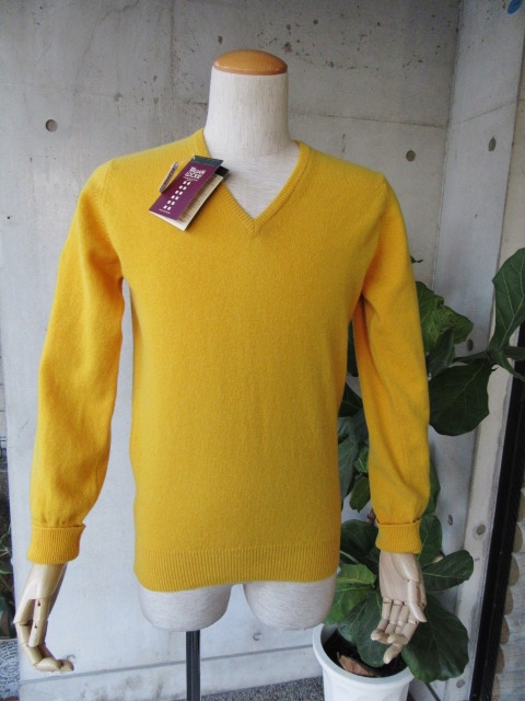 残り僅かですが、、、同じくWilliam Lockie ・・・ Lambs Wool V NECK SWEATER!♪!_d0152280_9301654.jpg