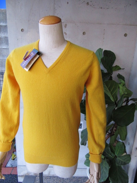 残り僅かですが、、、同じくWilliam Lockie ・・・ Lambs Wool V NECK SWEATER!♪!_d0152280_9304924.jpg