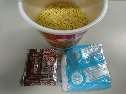 11/3夜勤食 エースコック大人のスーパーカップ赤の香りかさね辛味噌ラーメン_b0042308_01464650.jpg