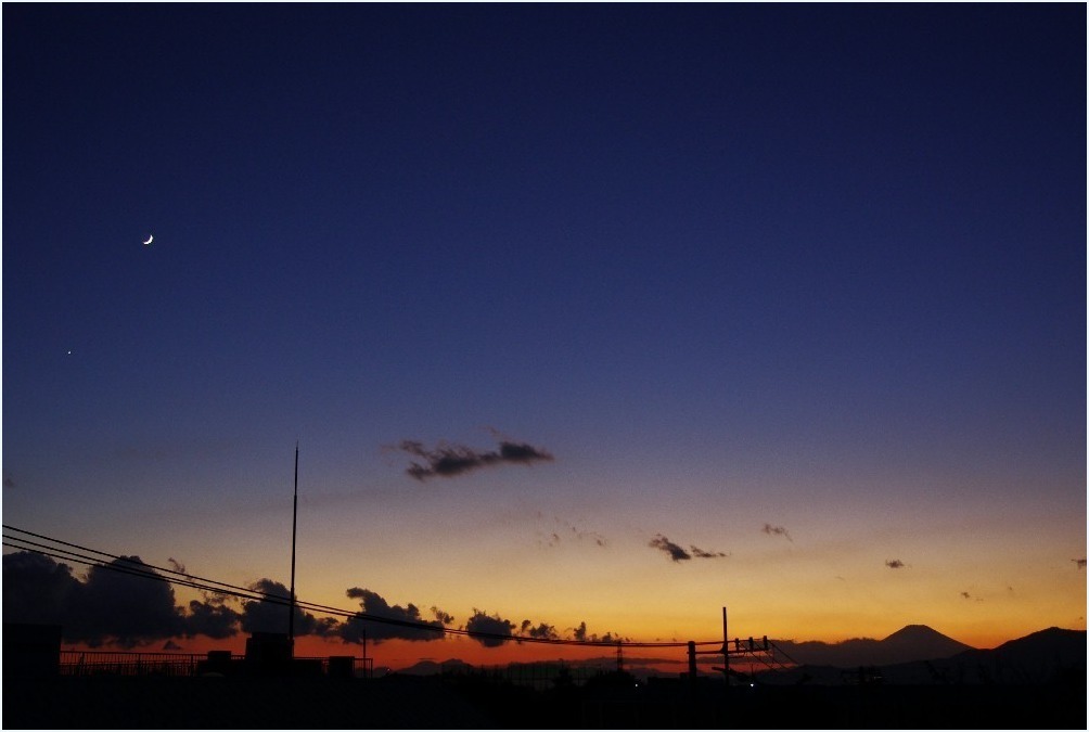 三日月と夕日と富士山_c0352813_14514595.jpg