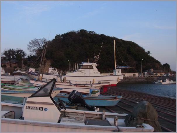 写生地・腰越漁港からの江ノ島・富士_a0086270_12082514.jpg