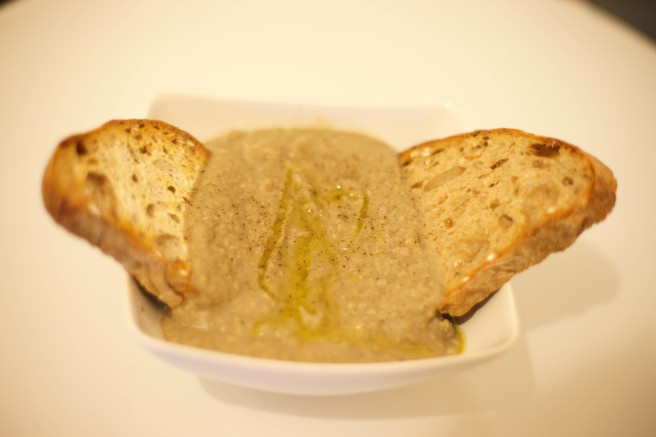 \"Purè di fave con crostini 空豆のピューレ\" ペルージャのお盆料理_b0246303_08305413.jpg