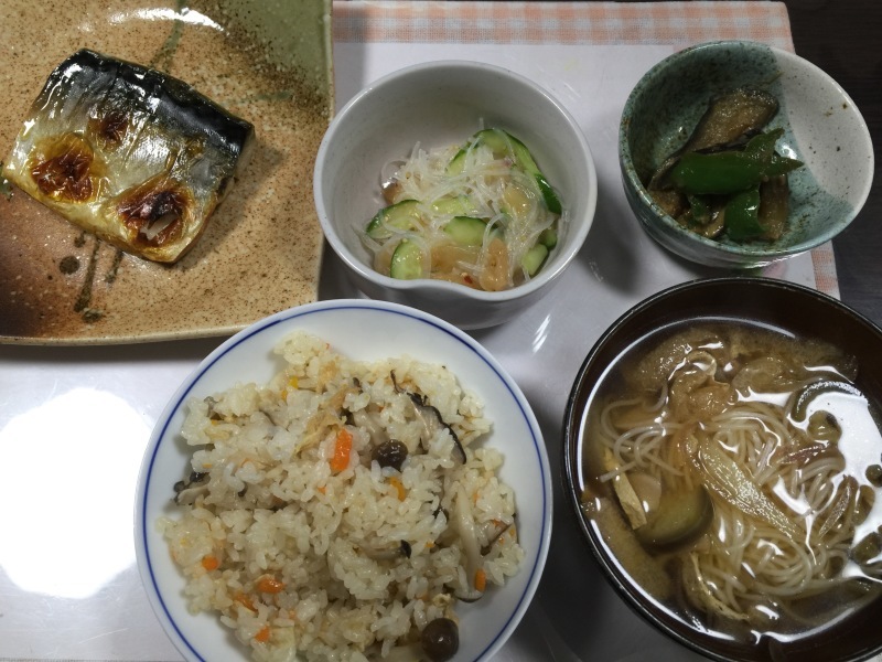 ひまわり荘 夕食 サバの塩焼き 炊き込みごはん 今日の献立