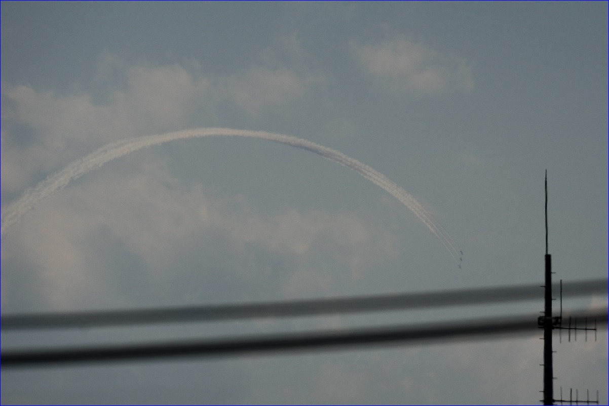 自宅で見る（40km離れた）入間航空祭のブルーインパルス・2016_d0137627_11332.jpg