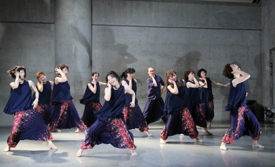 パワフルなダンスの1時間「テングザル舞踊団」の公演、盛況裏に終わる_d0178431_13482626.jpg