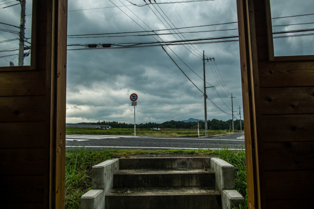 ★I look cloudy sky in the bus stop_e0291683_00114661.jpg