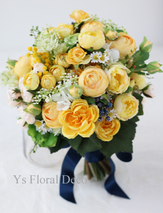 黄色に白い小花のクラッチブーケ 沖縄へ Ys Floral Deco Blog
