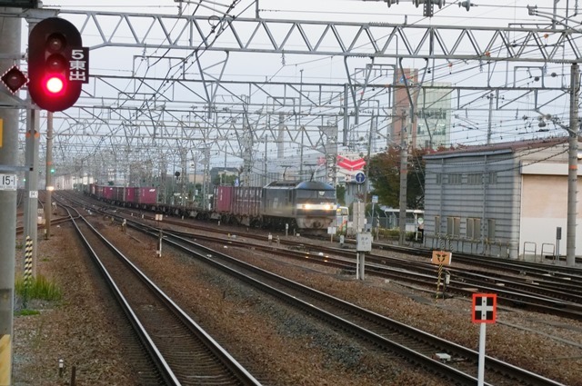 藤田八束のカシオHSで鉄道写真@貨物列車「桃太郎」を尼崎駅で撮影、秋深き　貨物列車は　夢乗せて・・・東から西へ_d0181492_20045707.jpg