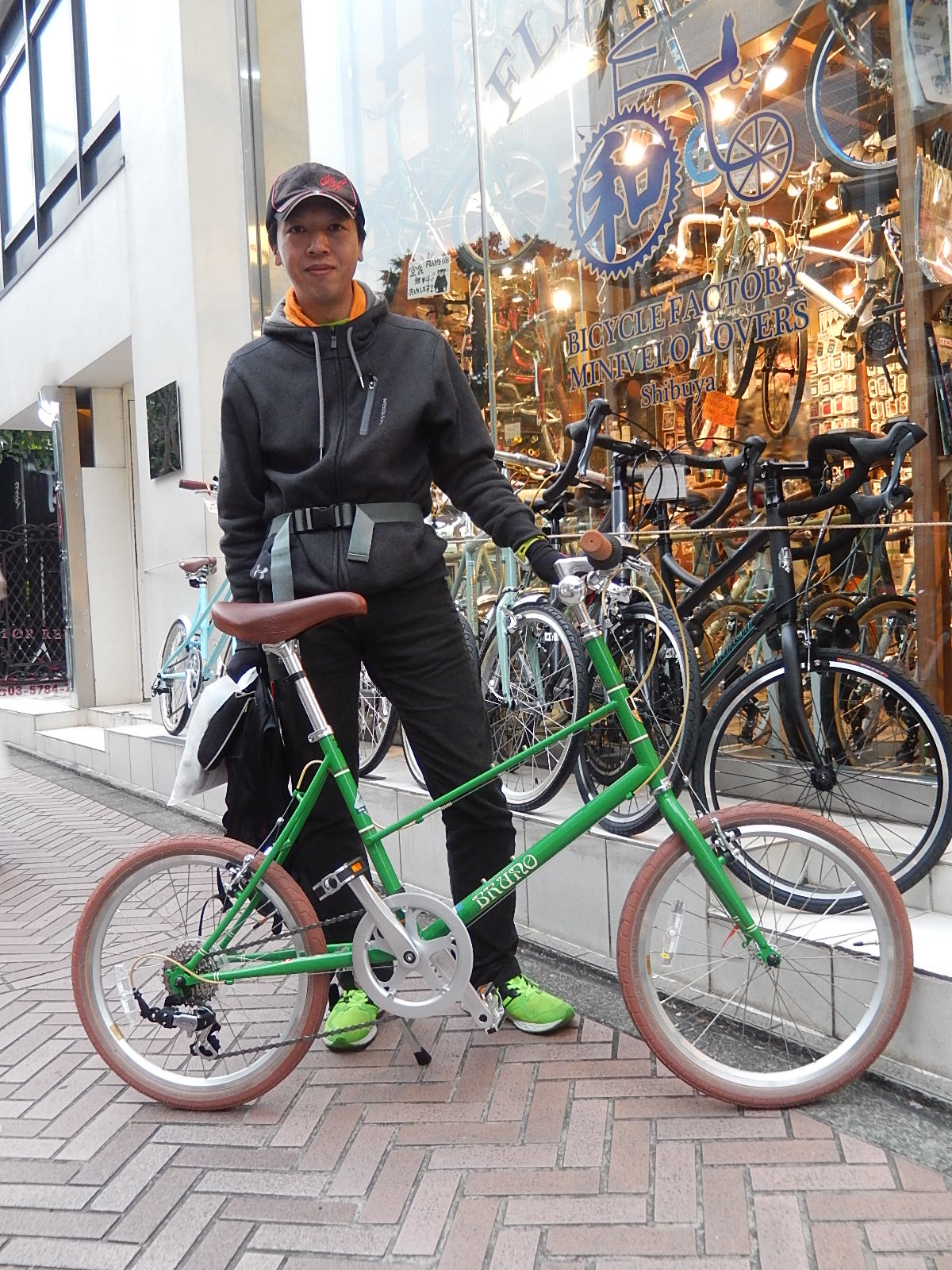 11月8日 渋谷 原宿 の自転車屋 FLAME bike前です_e0188759_2075515.jpg