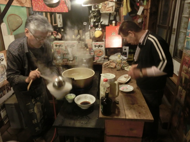働いた後は皆で飲んで、食べて、これからの話を! 小潤井川の草刈り清掃in津田・荒田島_f0141310_6314886.jpg