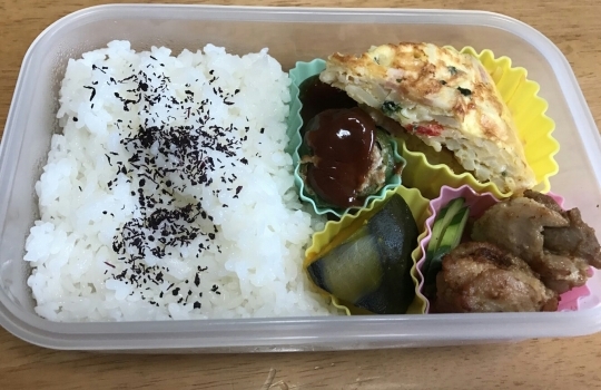 ピーマンの肉詰め弁当～。_a0061973_21523490.jpg