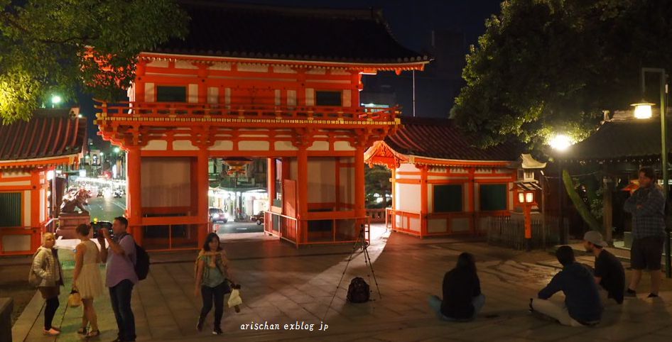夜の八坂さんに集まる外国人観光客♫_f0295238_16012362.jpg