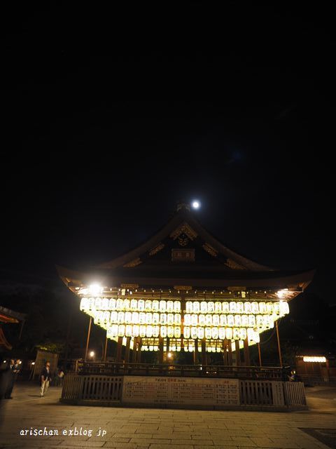夜の八坂さんに集まる外国人観光客♫_f0295238_16055470.jpg
