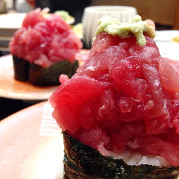 マグロの山!まぐろ問屋 三浦三崎港のそびえ立つ軍艦がすごい_c0060143_22572875.jpg