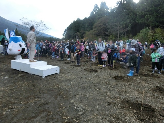 植穴掘りに悪戦苦闘! 「富士山こどもの国」で、富士市制50周年記念植樹祭_f0141310_7431410.jpg