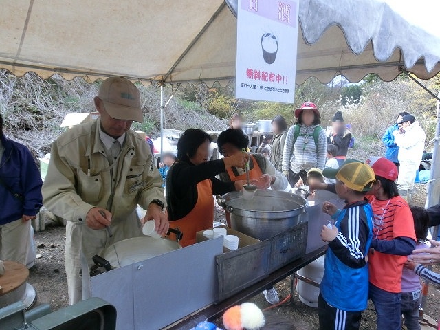 植穴掘りに悪戦苦闘! 「富士山こどもの国」で、富士市制50周年記念植樹祭_f0141310_7453982.jpg