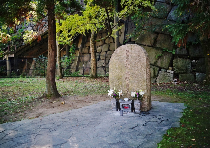 「豊臣秀頼 淀殿ら自刃の地」の碑_b0063958_20414381.jpg