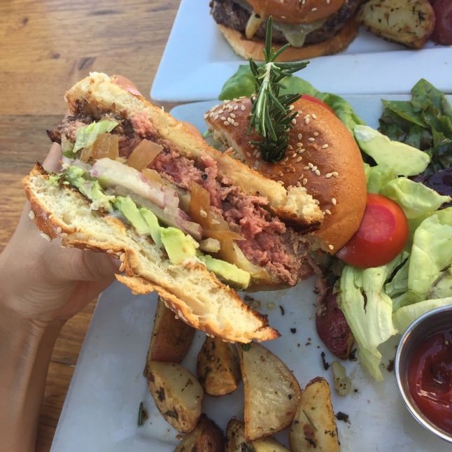 Venice Beachで美味しいビール＆バーガーをがぶりつき_b0349673_10574203.jpg