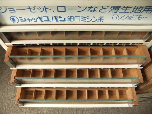 ミシン糸収納ケース（シャッペスパンミシン糸）。 : 月、火、水