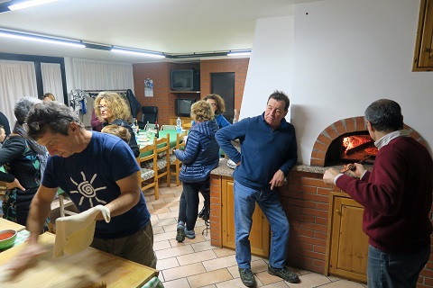 ピザと歌・踊りで祝う誕生会、イタリア_f0234936_7212194.jpg