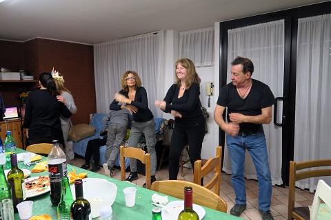 ピザと歌・踊りで祝う誕生会、イタリア_f0234936_7274317.jpg