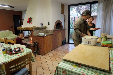 ピザと歌・踊りで祝う誕生会、イタリア_f0234936_76617.jpg