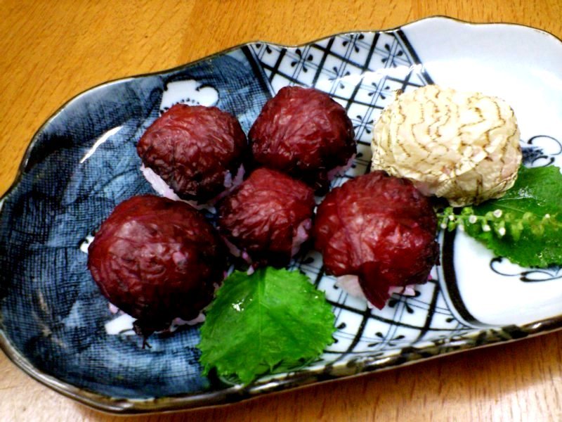 赤紫蘇のひとくち手まりおむすび ガジャのねーさんの 空をみあげて Hazle Cucu