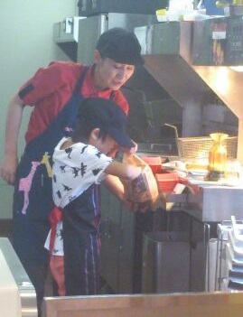 チビ輔 マクドのクルーになる~☆_e0123286_17365028.jpg